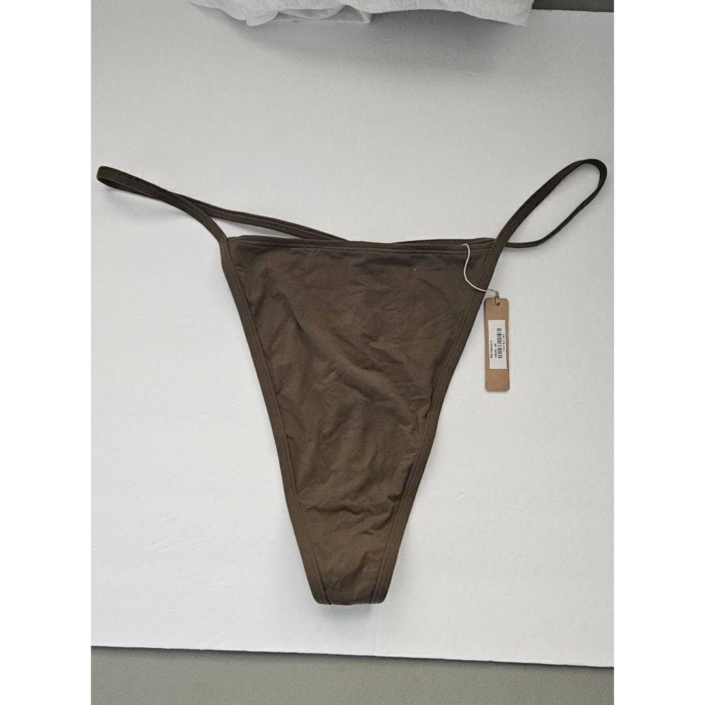 ‎Skims string thong panty Nwt